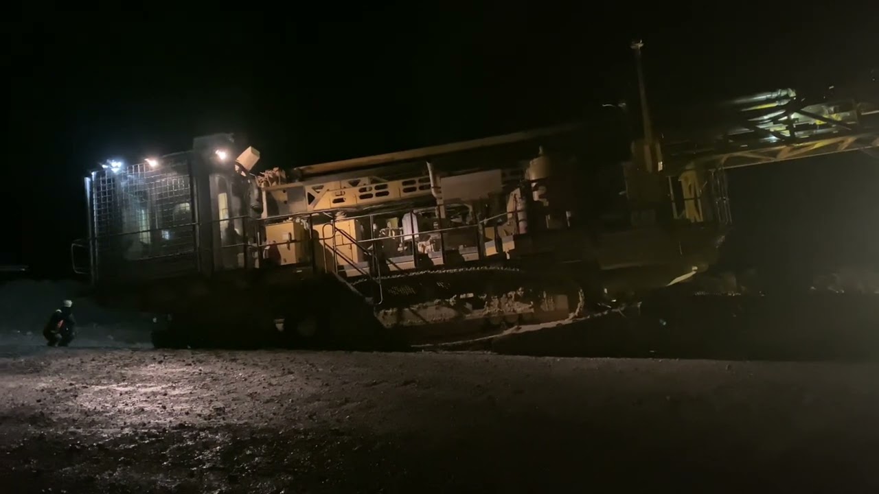 Proses penurunan Drill CAT MD6250 dari lowboy
