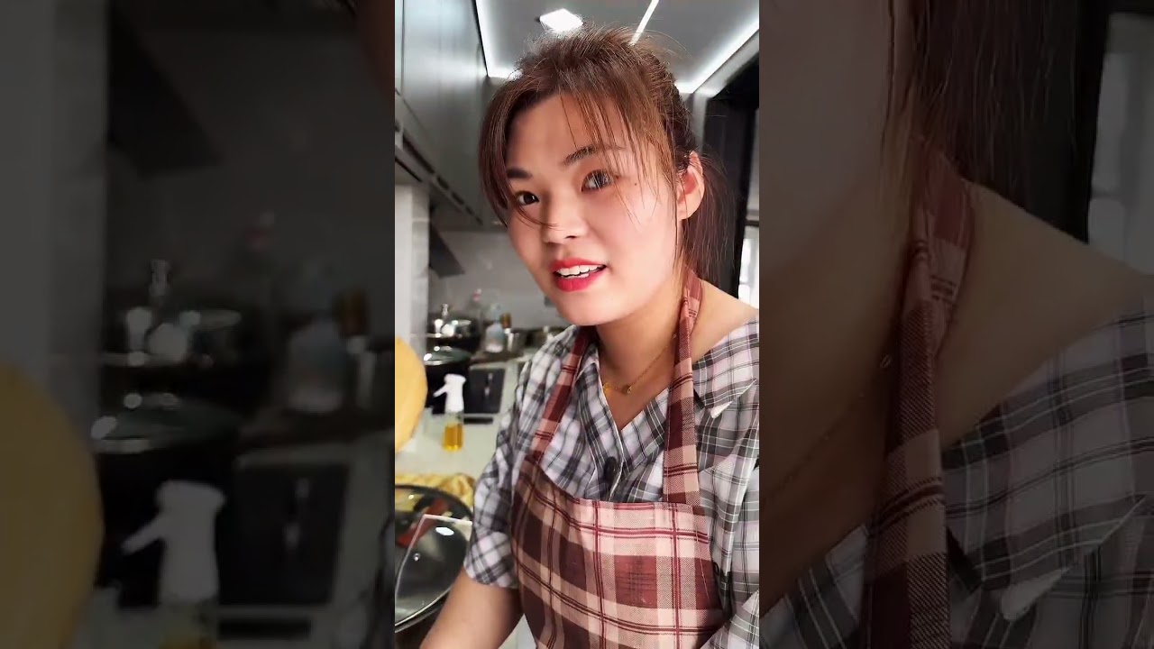 老公回来啦，一家团聚了，今天烙大饼老公爱吃，炖个红烧肉给老公补补，还喜欢吃丝瓜和灌肠，安排……#普通的饭菜都是家的味道 #平平淡淡小日子