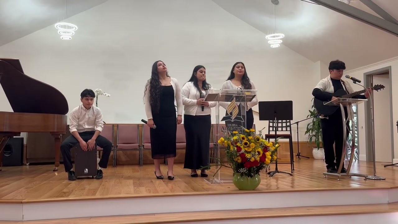 Servicio de canto por los jóvenes.
