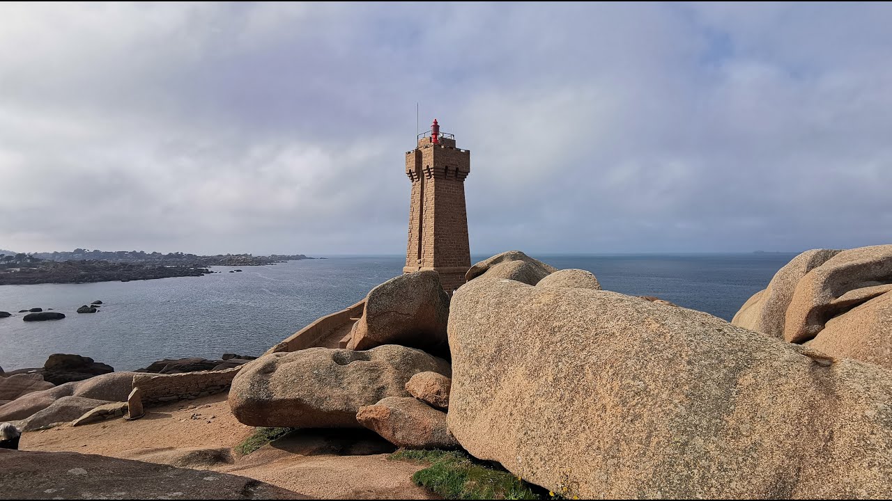 C&ocirc;te de Granit Rose, Phare de Men Ruz, Ploumanac&rsquo;h, Randonn&eacute;e, C&ocirc;tes d&rsquo;Armor, Bretagne