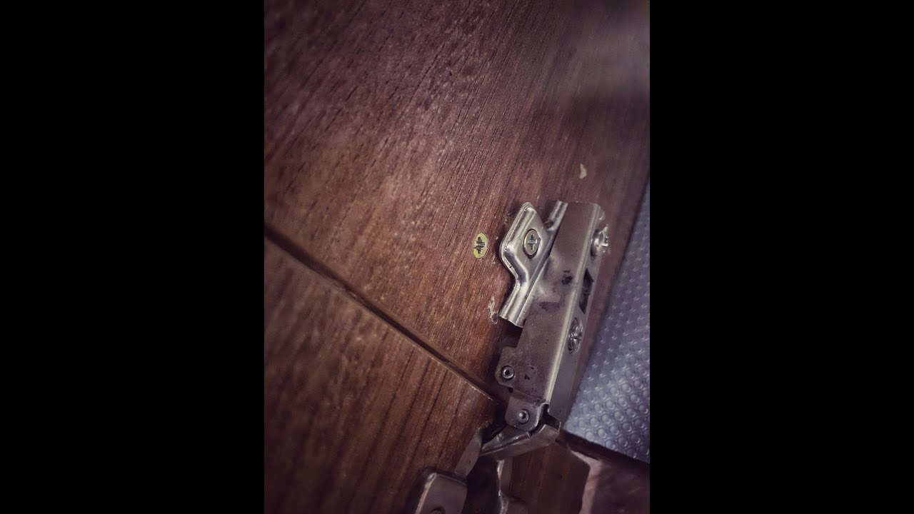 Pięć sposobów na wyrwany zawias w szafce/szafie Five ways to get a torn hinge in a cupboard/closet