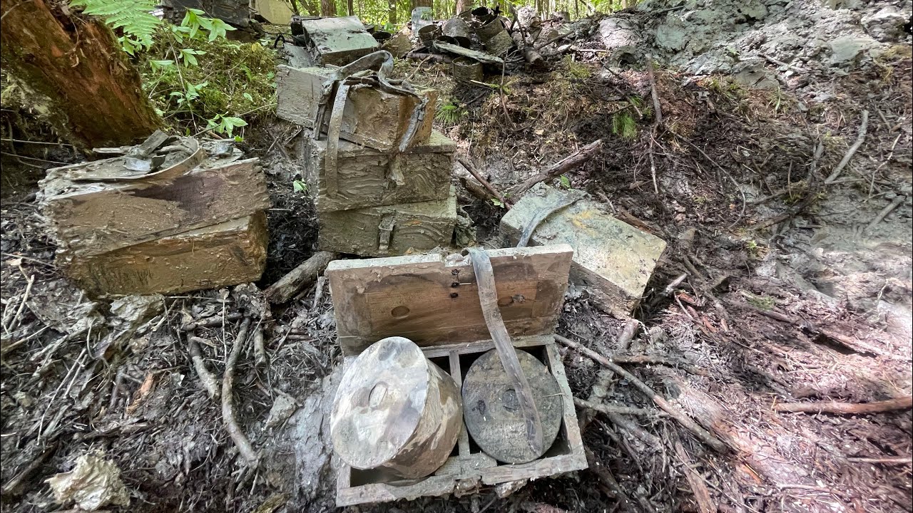 Раскопали блиндаж набитый ящиками/Dug up a dugout full of boxes