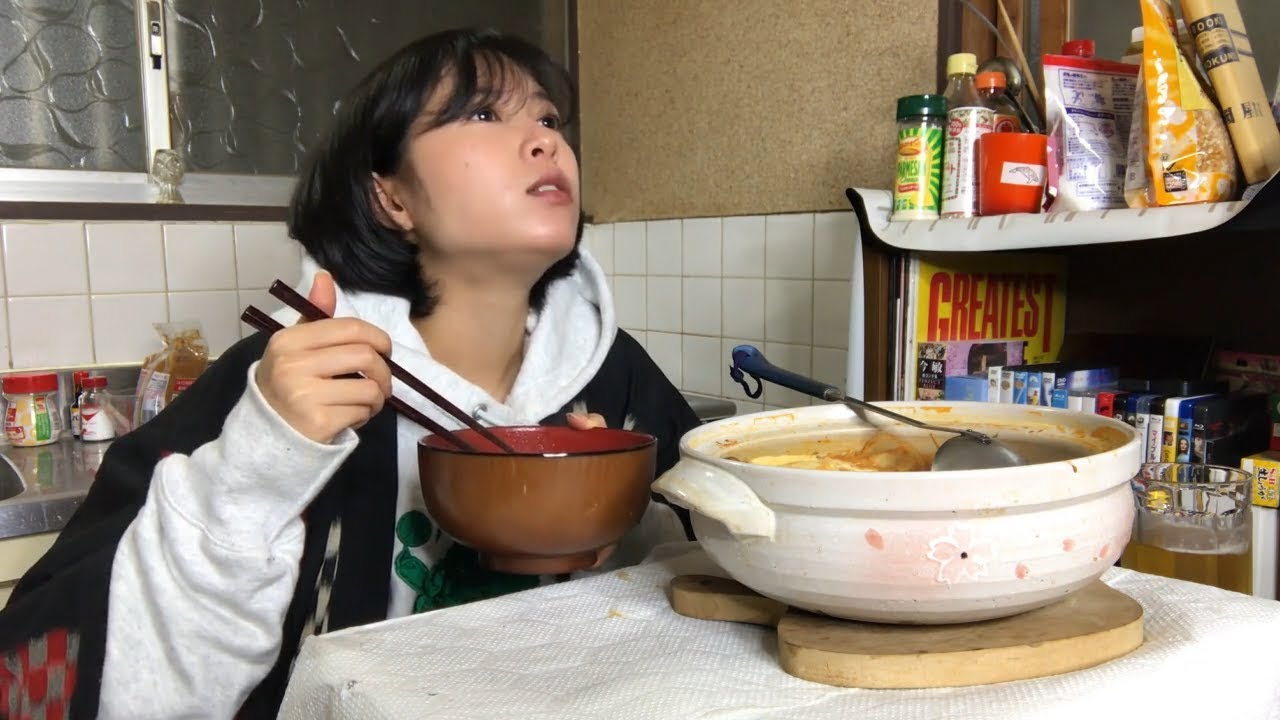 土鍋いっぱいの激辛キムチ鍋を食らう女【簡単レシピ】