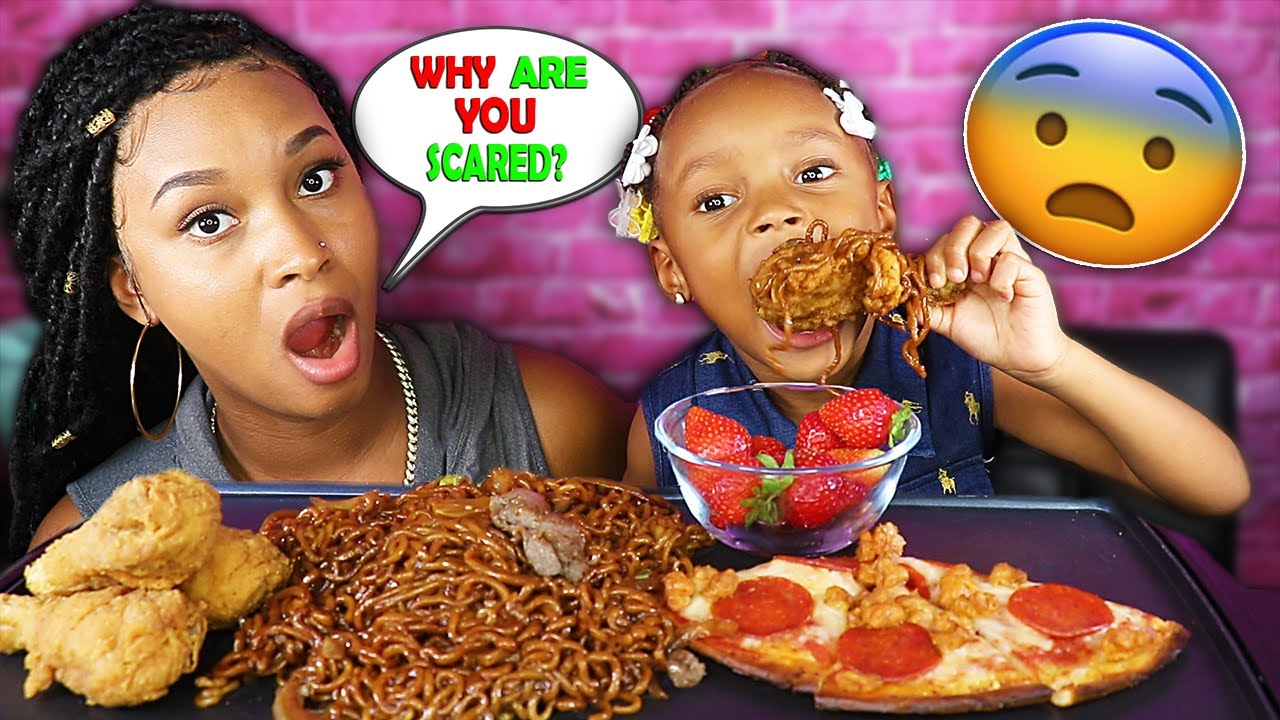 КОРЕЙСКИЙ JJAJANGMYEON (ЧЕРНЫЙ Фасоль) ЛАПША & ЖАРЕНЫЙ КУРИЦА МУКБАНГ 먹방 + ЛАЙЛА ЯВЛЯЕТСЯ НАПУГАНА!