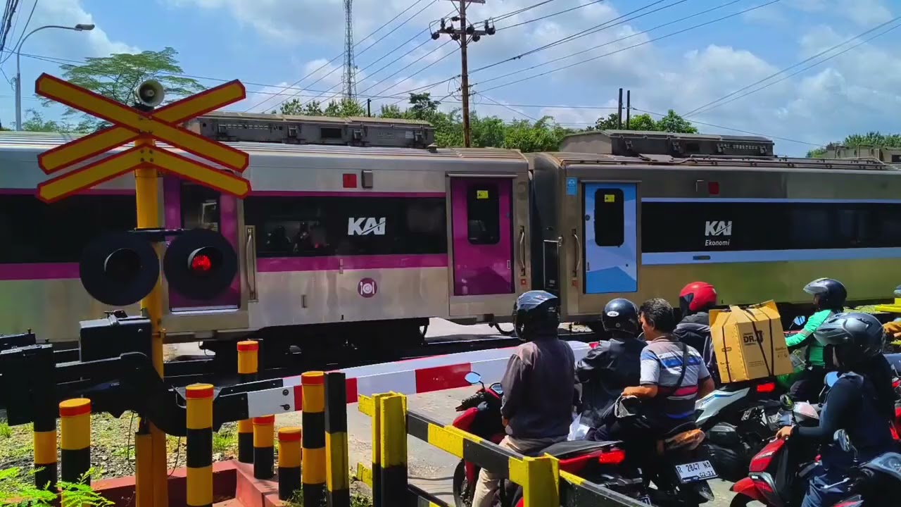 Palang pintu perlintasan kereta api || railroad crossing || ka fajar utama Solo 