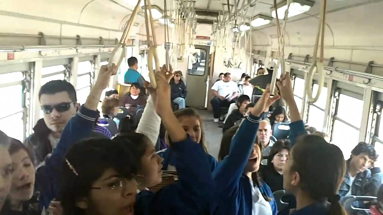 Coro Juvenil del Instituto Adventista Avellaneda cantando en el tren.