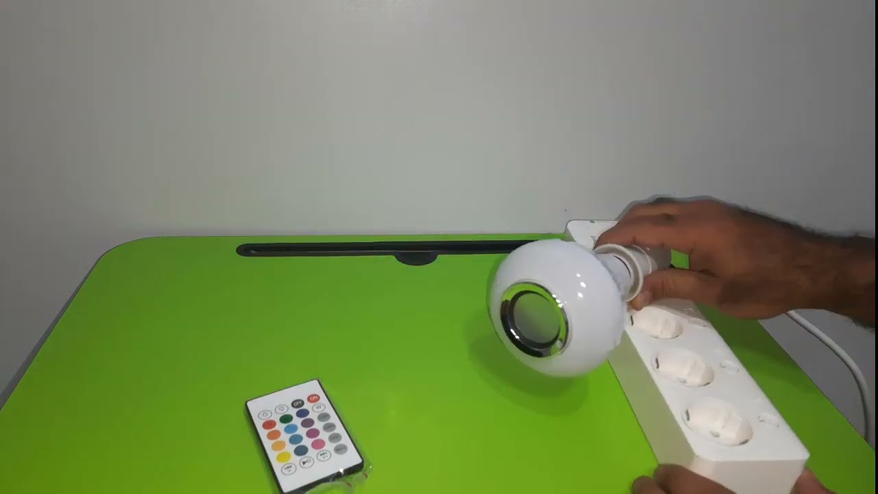 اللمبة العجيبة - فيها سماعة بلوتوث - وبتغير الالوان بالريموت كنترول