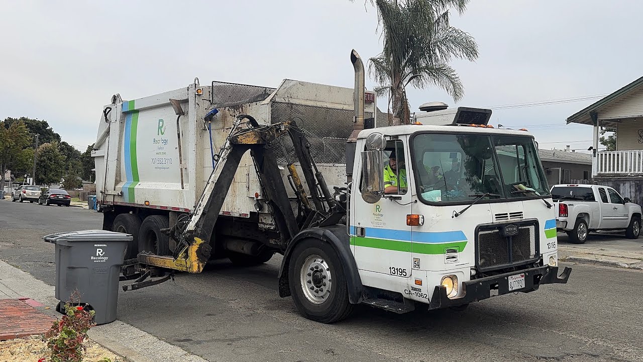 Recology- Growling WXLL Python Garbage Truck 