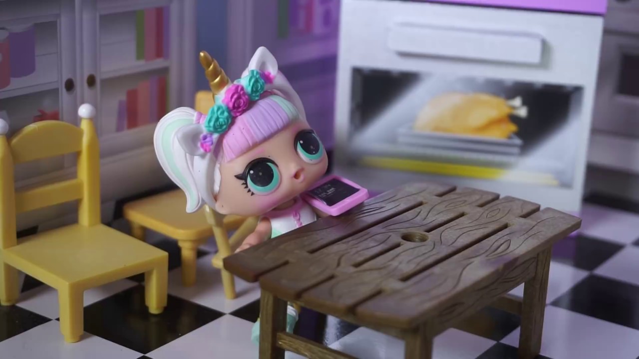 LOL SURPRISE DOLL Lily Does Her Chores Before Her Best Friend Comes Over!
