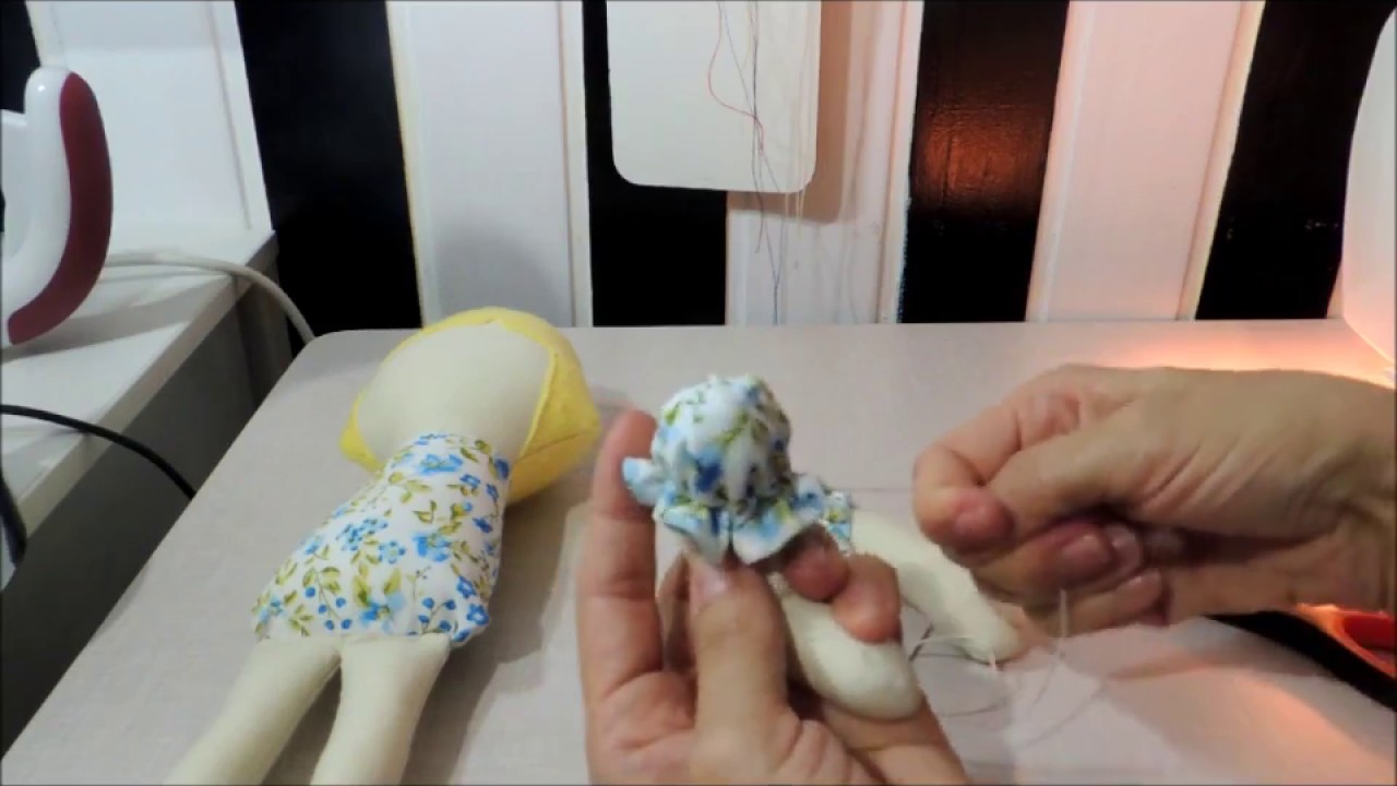 Boneca da bolsa, com mangas no vestido