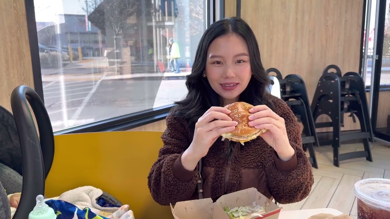 Hnub no Peb mus noj hamburger 🍔 