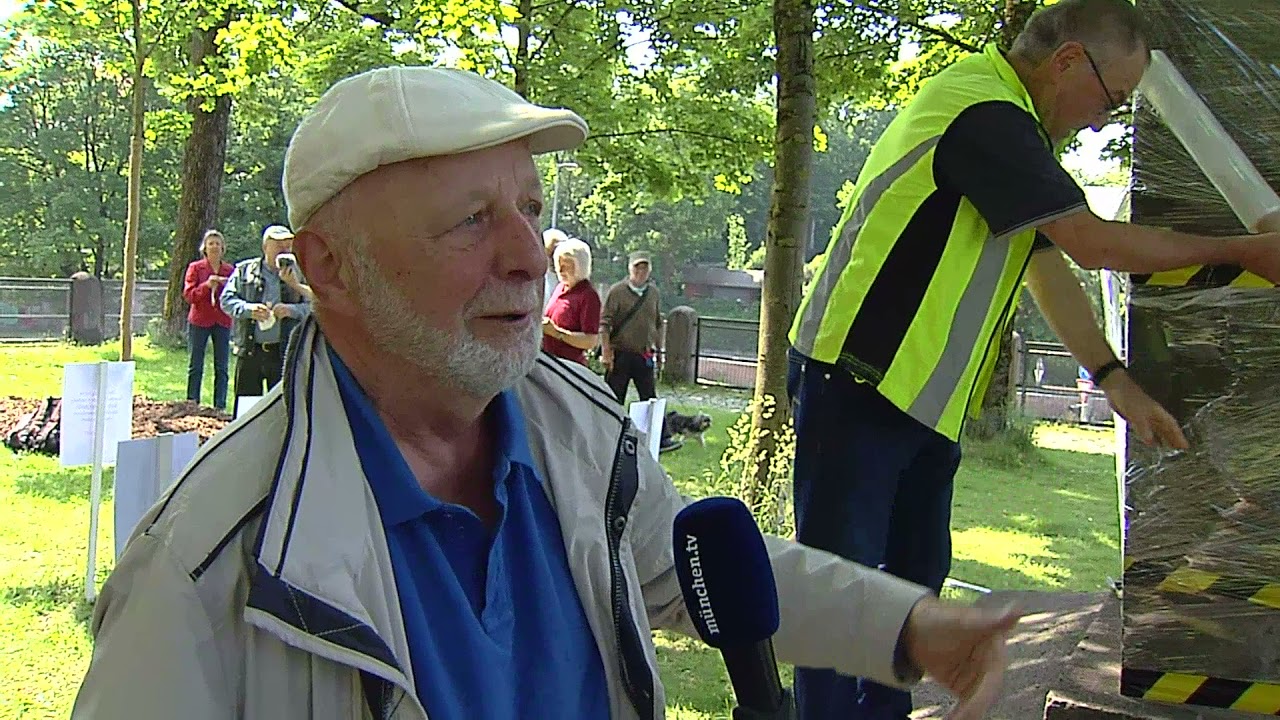 Protestaktion – Giesinger Initiative will Kriegerdenkmal vor Heilig-Kreuz-Kirche in Freidensmal um