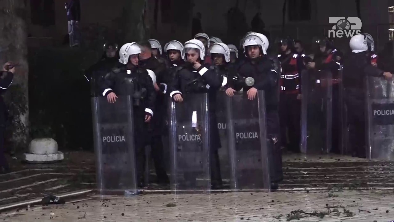 Deputetët e PD përleshen me policinë / Demokratët godasin me molotovë policinë
