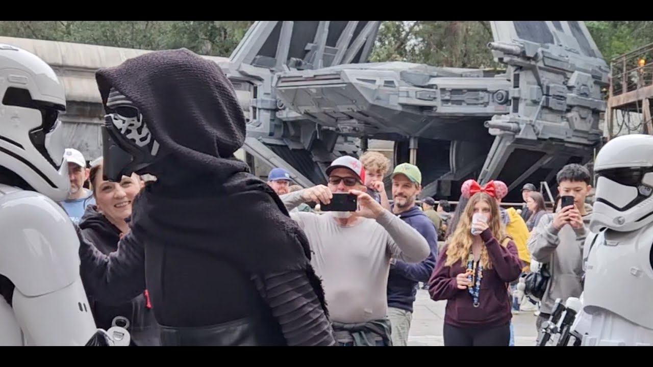 Disneyland Storm Troopers and Kylo in Galaxy's Edge #starwars #stormtroopers #disneyland