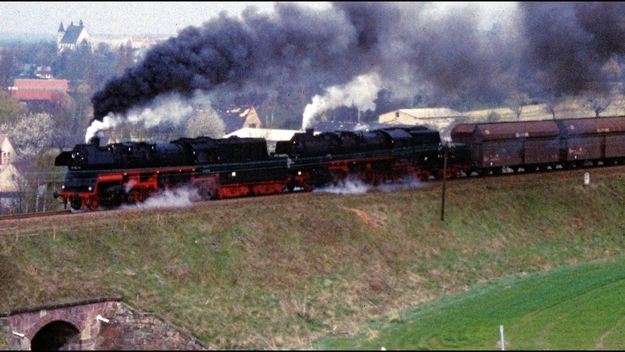 2000t-Kohlezug nach Küchwald mit 52 8154 und 58 3047 am Rochlitzer Berg im April 1997