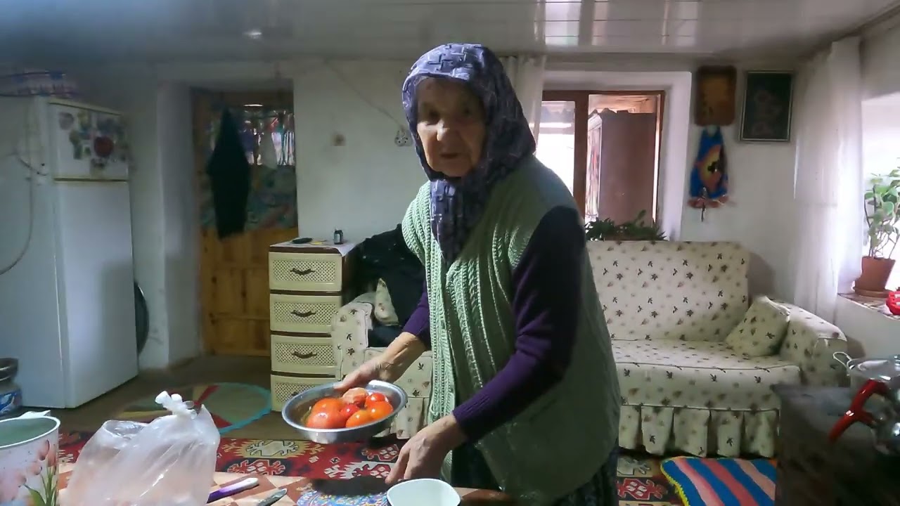 Ananemin köy evinde domatesli fasulye yemeği yaptık. (TOMİTELİ FESİLLE) #villagelife #köy