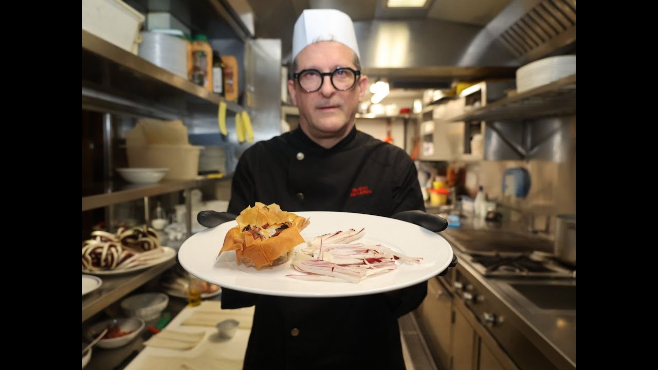 Tortino salato di Natale con radicchio, scamorza e speck: la video ricetta dello chef Severin
