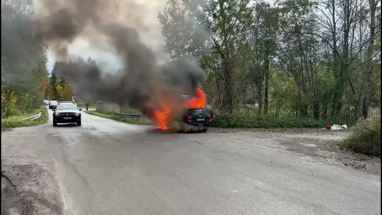 Pożar samochodu na ul. Dąb. Pasażerom nic się nie stało!
