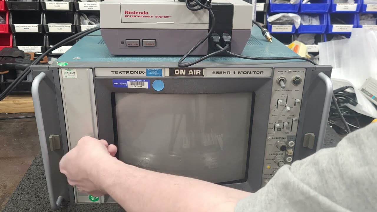Ретро-монитор TEKTRONIX 655HR-1 для трансляций игр Nintendo NES Super Mario Brothers.
