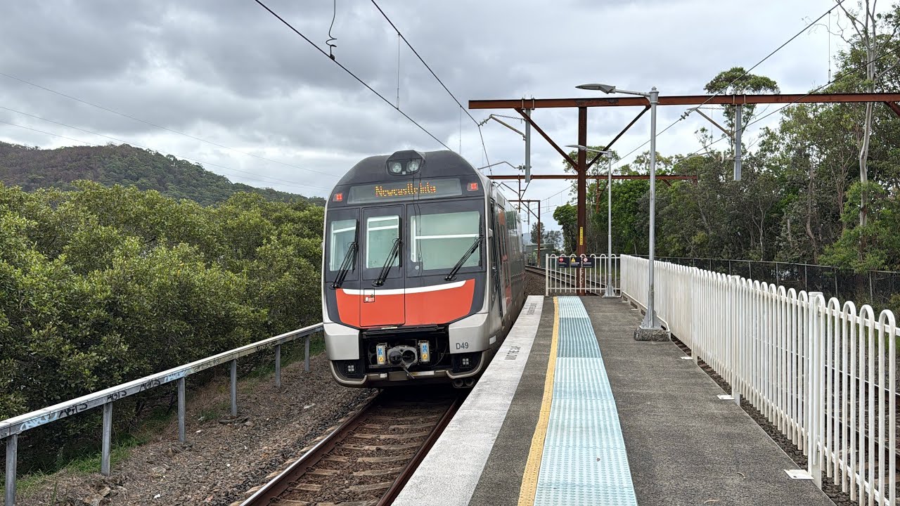 Sydney Trains: D143 + D49 departing Woy Woy