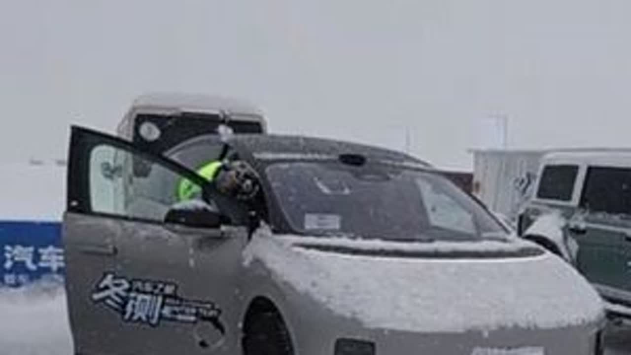 开问界m8雪地漂移，开理想i8雪地越野，你是不是做梦也想不到！#理想i8 #问界M8 #新能源汽车 #2025汽车之家冬季大考 #2025汽车之家冬测
