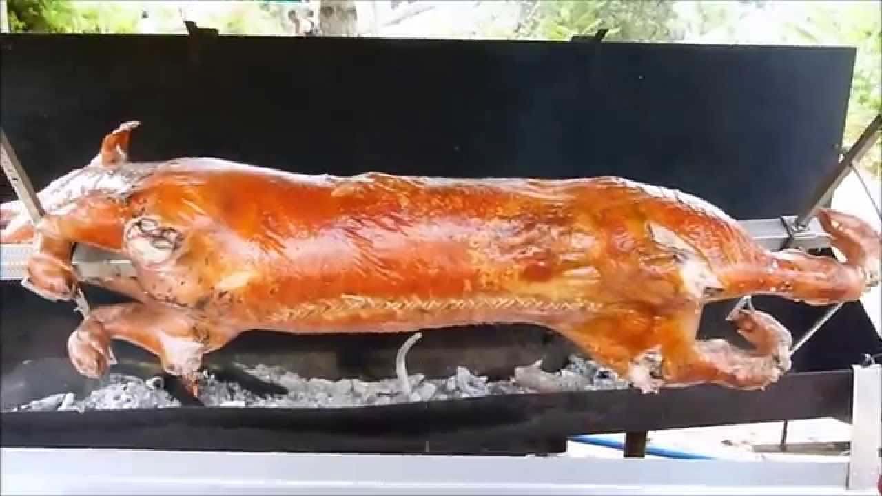 Decoupe d'un porcelet a la broche farci a la semoule