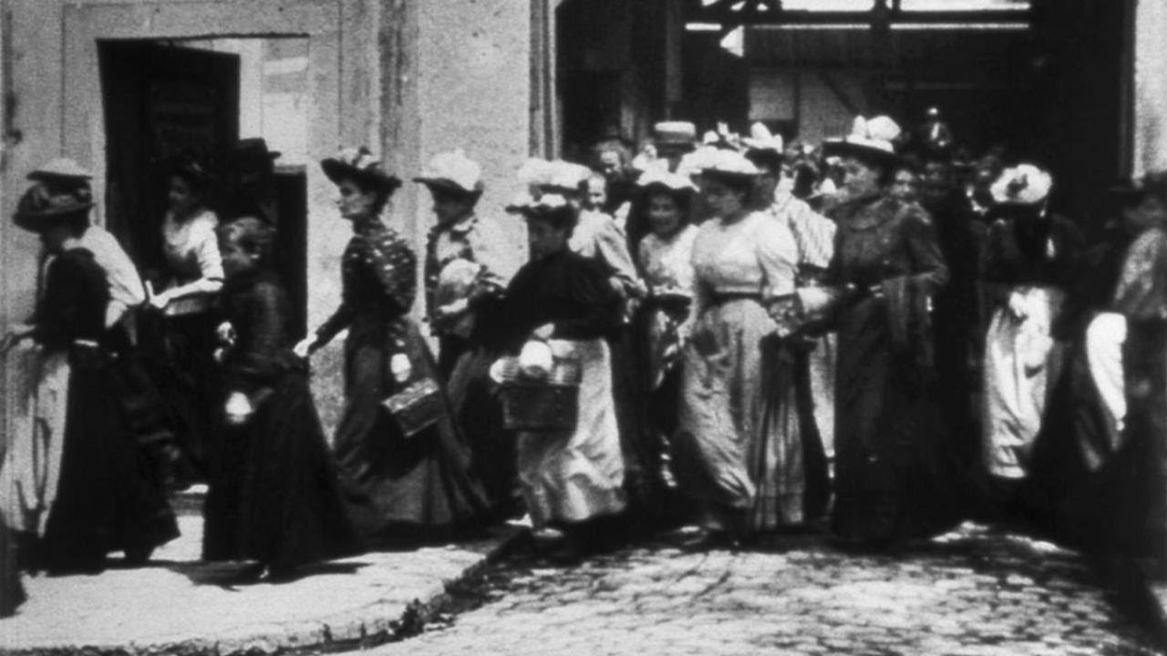 La salida de los obreros de la f&aacute;brica Lumi&egrave;re (1895) [pel&iacute;cula muda completa]