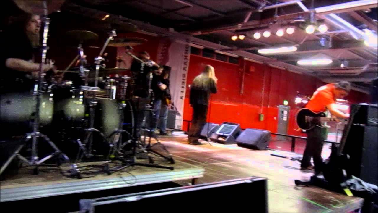 Raskasta Joulua - Ensimmäinen nakki