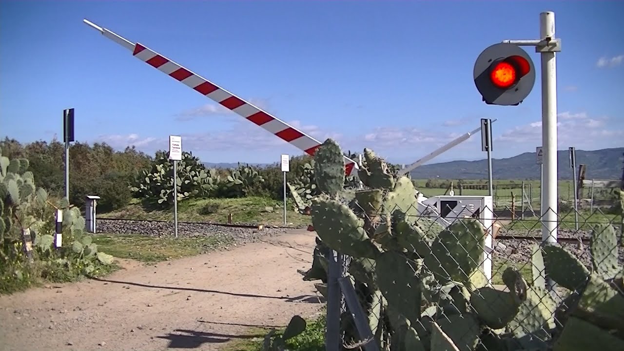 Spoorwegovergang Solarussa (I) // Railroad crossing // Passaggio a livello
