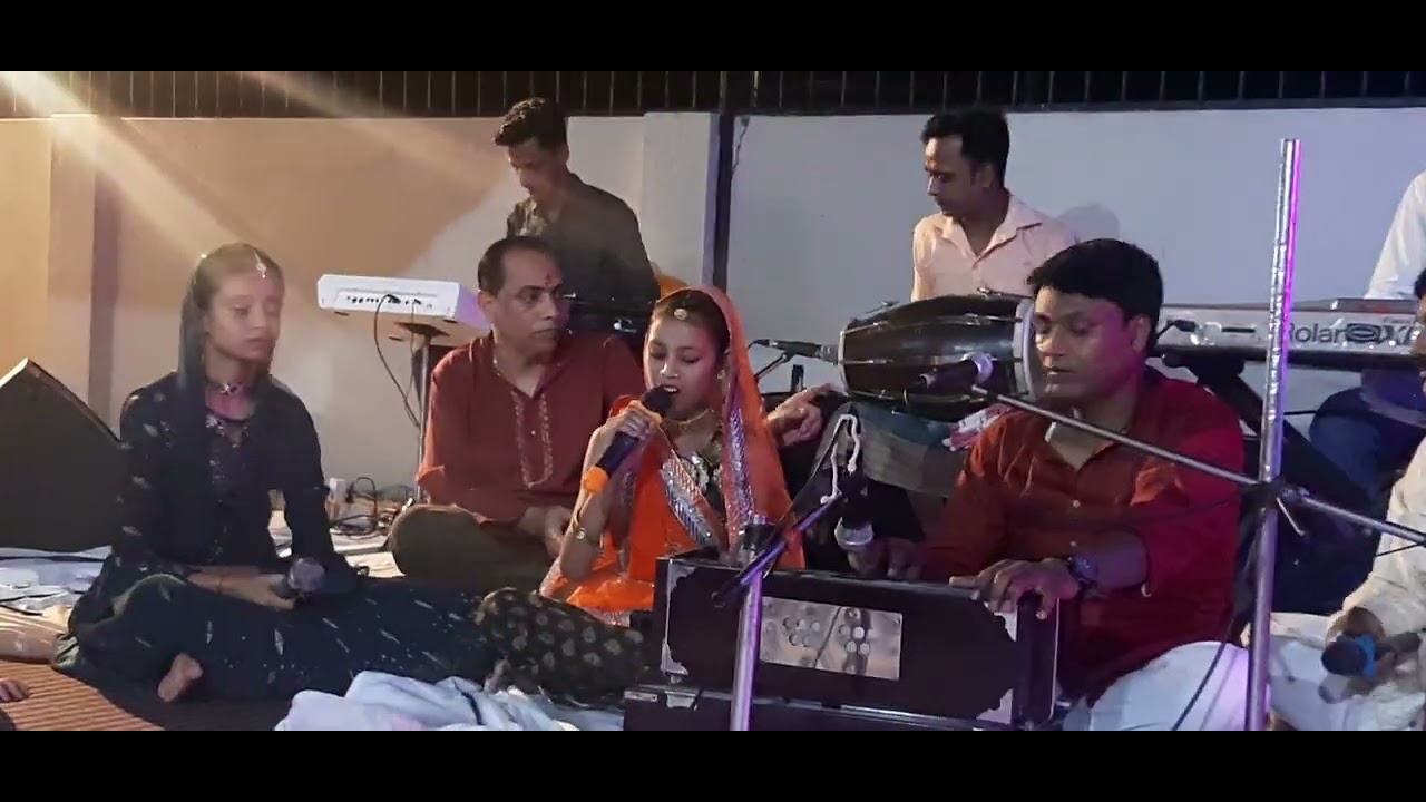 यशोमती मैया से बोले नंदलाला राधा क्यों गोरी मैं क्यों काला || yashomati maiya se bole ||@Divya588