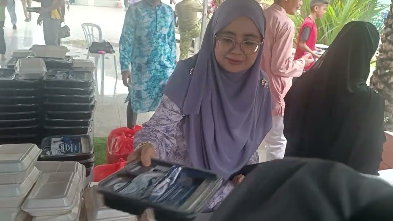 MENU BEST..PADA SETIAP HARI JUMAAT PELBAGAI MAKANAN SUMBANGAN ORANG RAMAI DISEDIAKAN.MASJID NEGERI