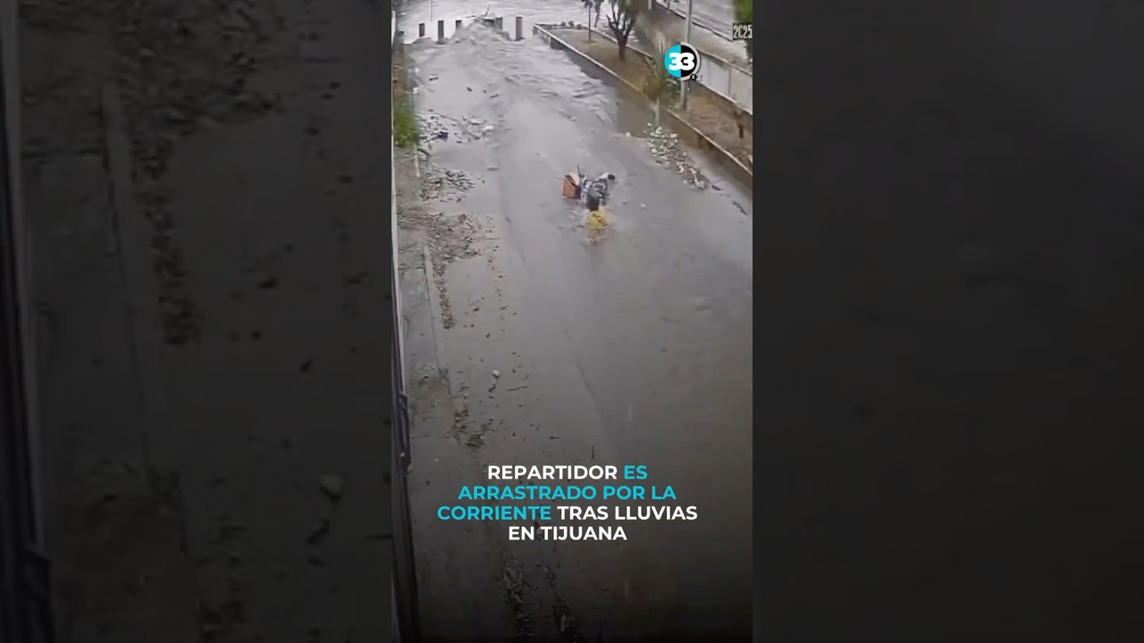 MOTOCICLISTA REPARTIDOR DE COMIDA ES ARRASTRADO POR UNA CORRIENTE TRAS FUERTES LLUVIAS EN TIJUANA