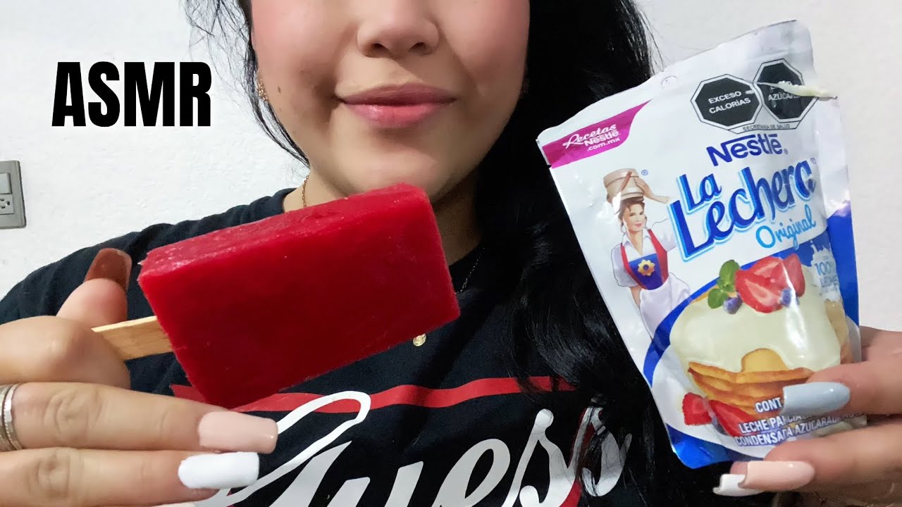 ASMR español comiendo paleta de hielo 🧊 🍓 con leche condensada 😋 sonidos relajantes