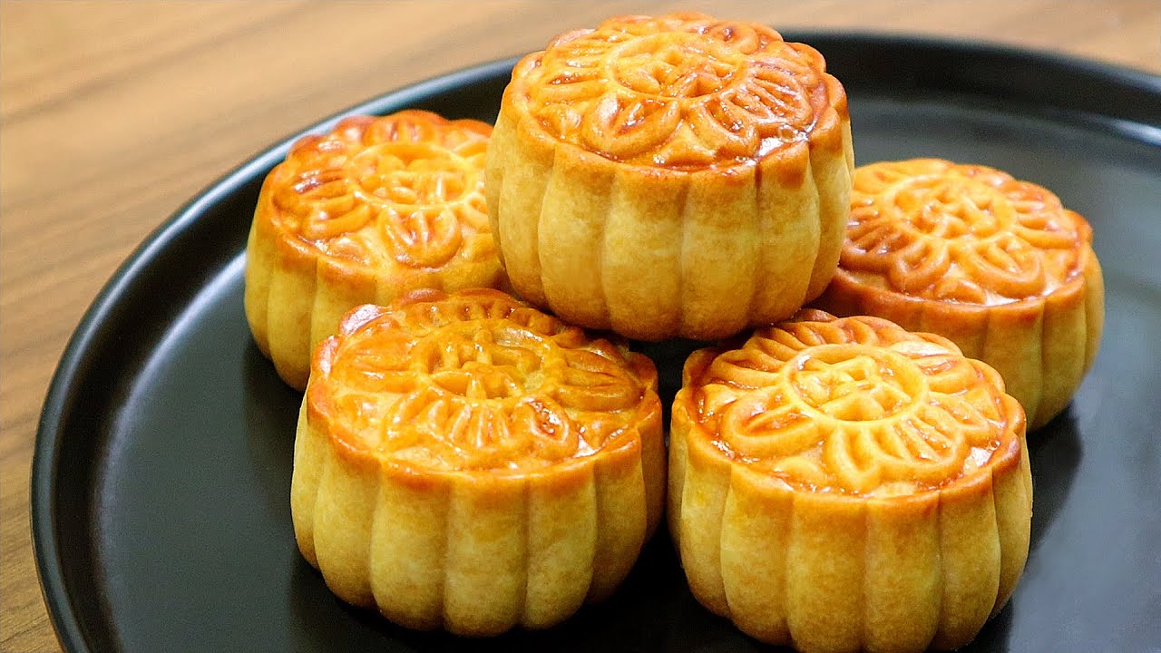 中秋独爱蛋黄月饼，做法简单，油润香甜，大人小孩都爱吃