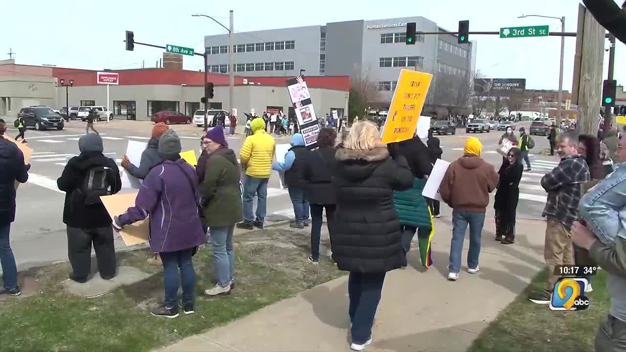 Thousands of Eastern Iowans rally to take part in nationwide “Hands Off” protests