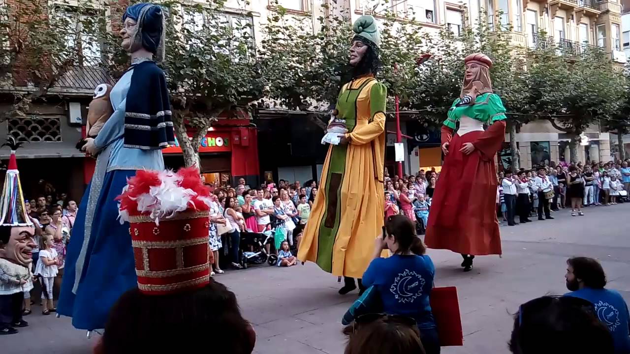 11/09/16 Primera parte del desfile de gigantes en fiestas de septiembre de Miranda De Ebro.