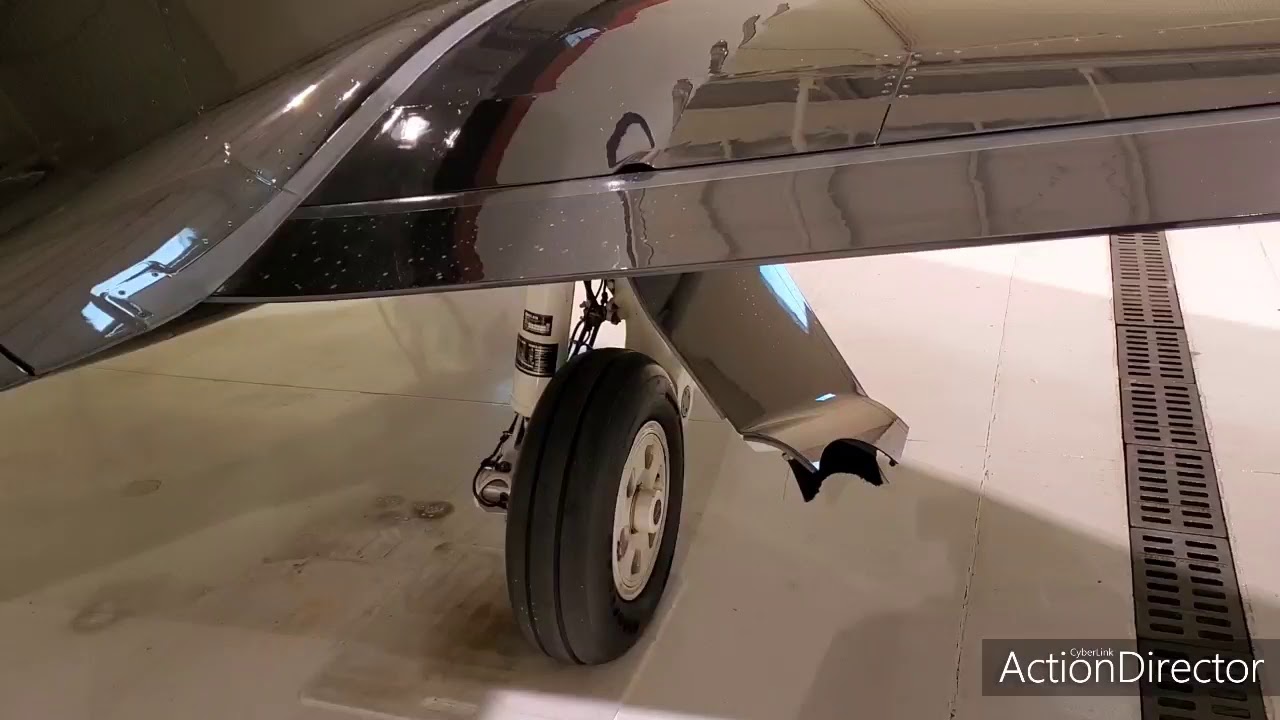 Phenom 300 Landing Gear, tire service.