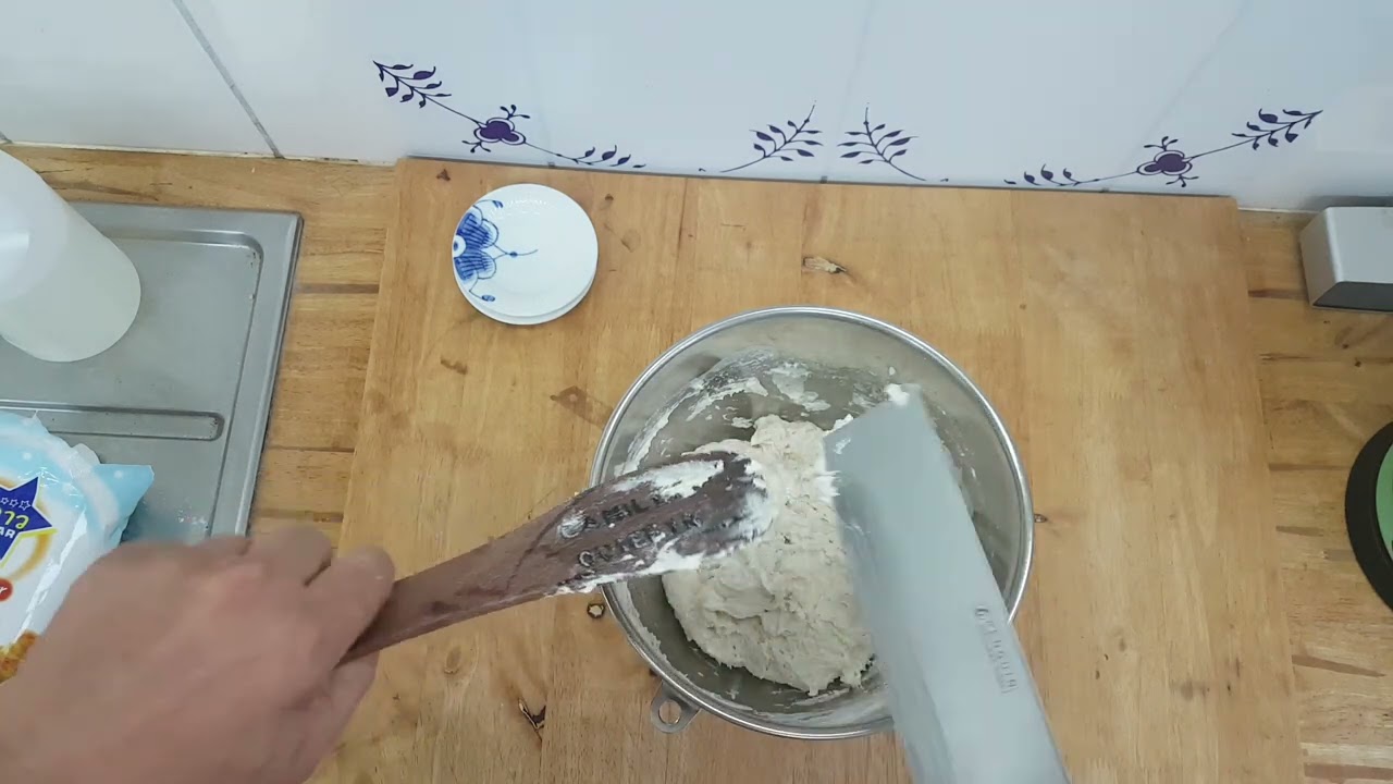 Fantastisk nemt grydebrød uden maskiner kun en ovn og 4 ingredienser mel vand gær salt.