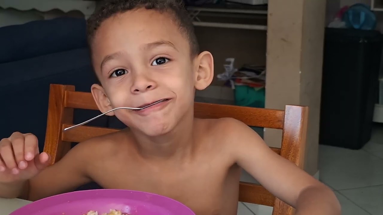 Bernardo tem mais de 5 anos, e quer comida na boca 
