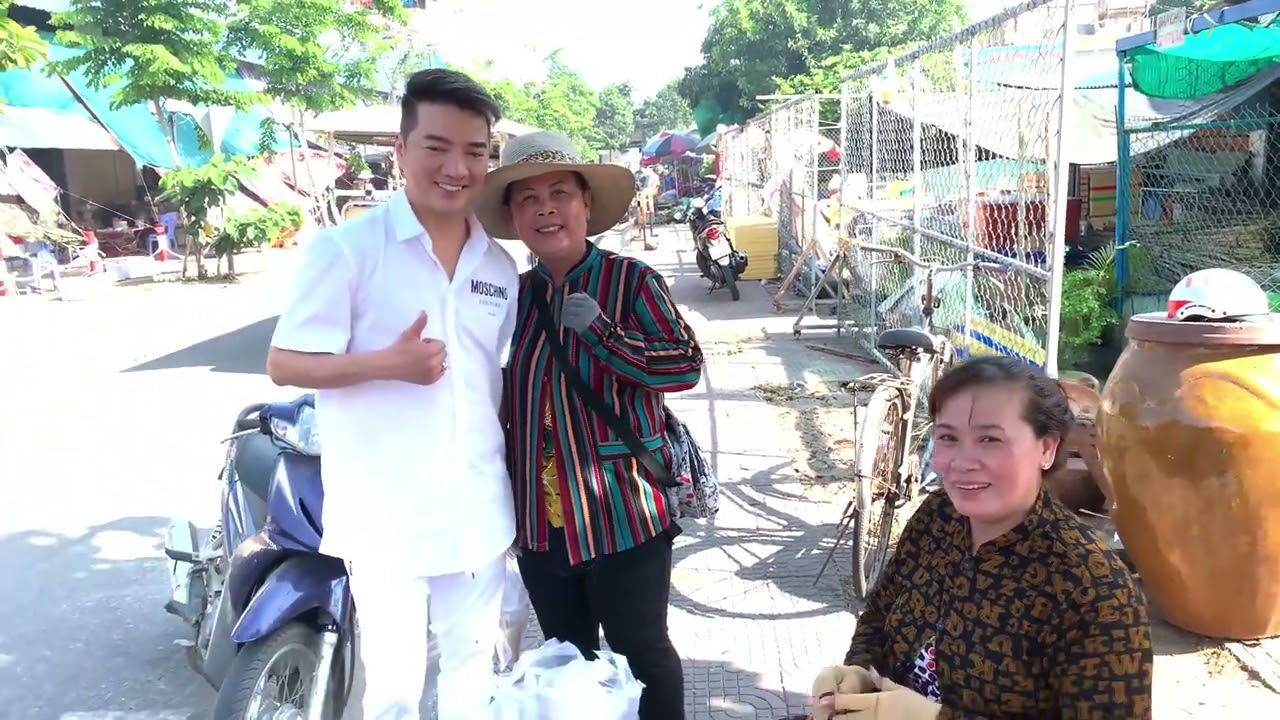 Đàm Vĩnh Hưng đi mua chè bị dàn fan ruột úp sọt và cái kết buồn cho cô fan thích chụp hình.