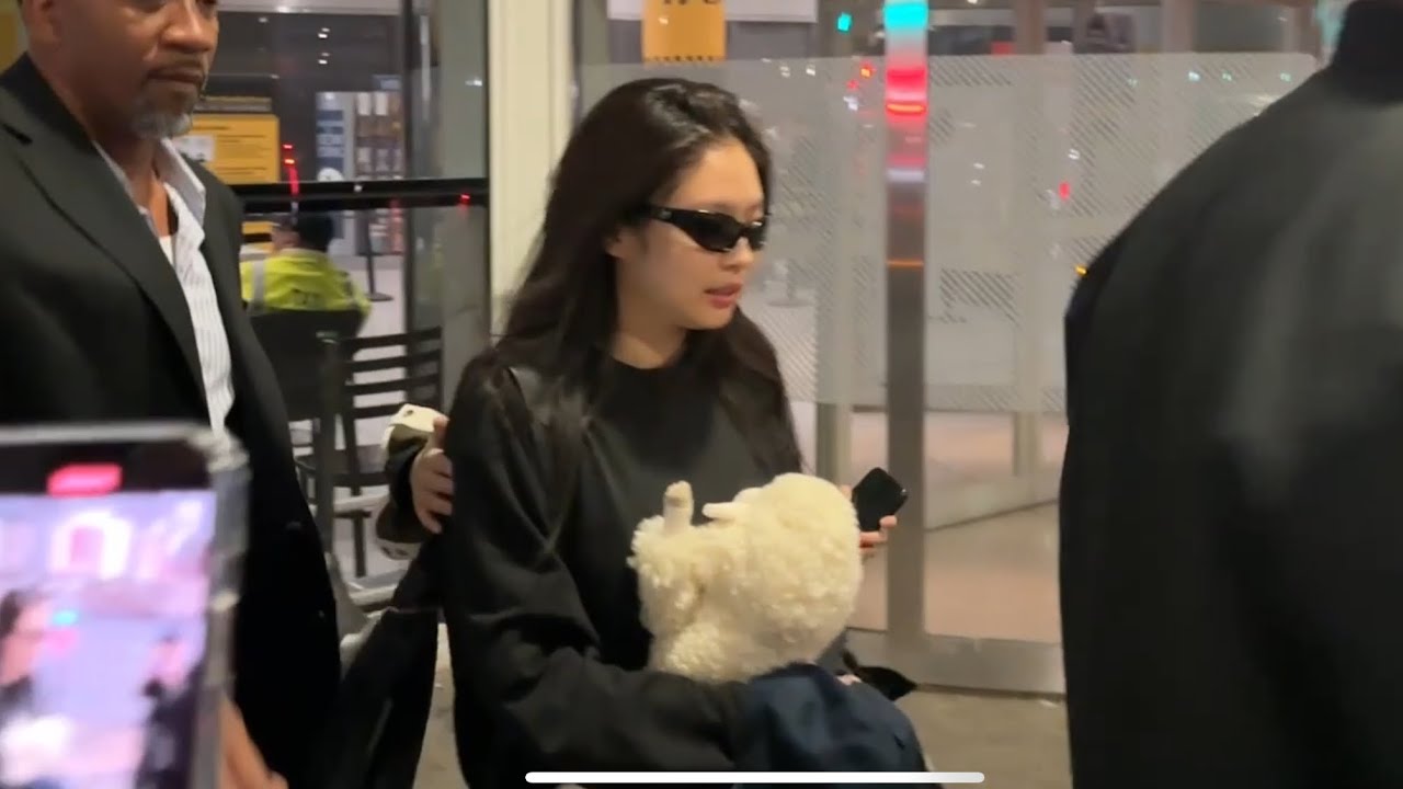 Jennie gets playful when gifted with stuffed toy arriving in NYC! #jennie #jenniekim #blackpink