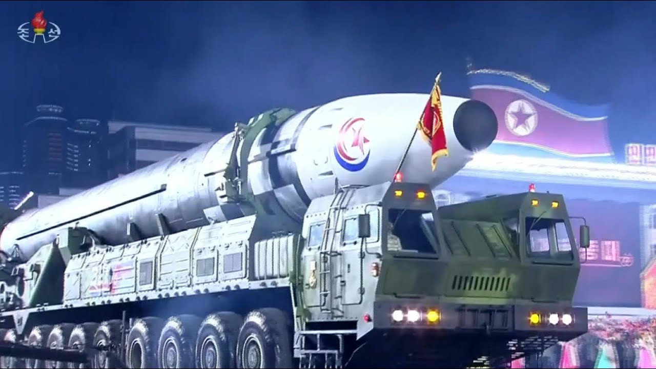 La Cor&eacute;e du Nord d&eacute;voile une quantit&eacute; record de missiles pendant un d&eacute;fil&eacute; | AFP