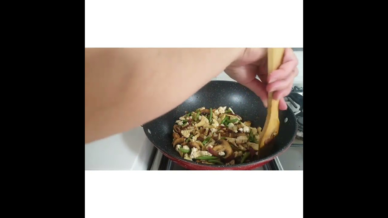 MEATLESS PANCIT SOTANGHON (VERMICELLI NOODLES)