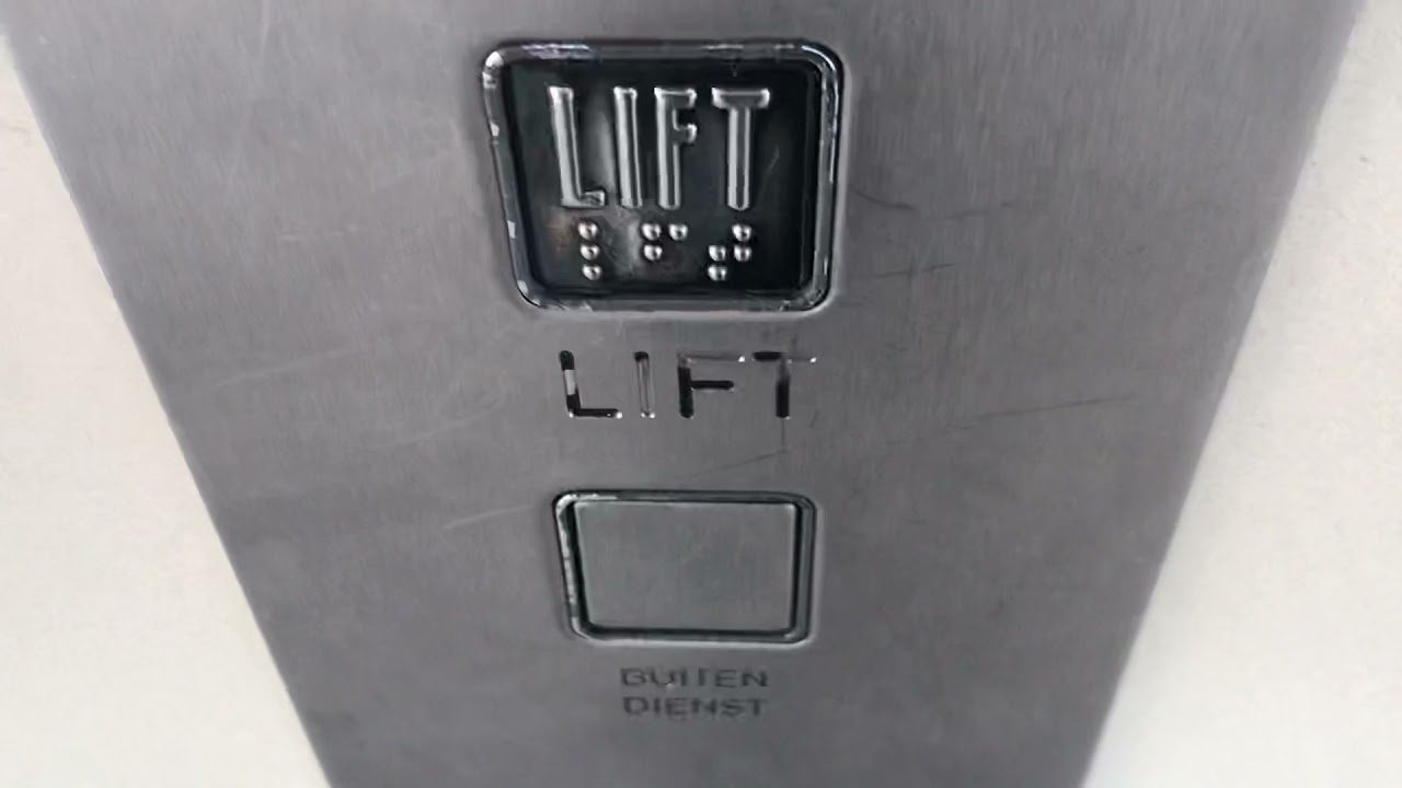 Met de Lift naar 0 Hal in Metrostation Lelylaan