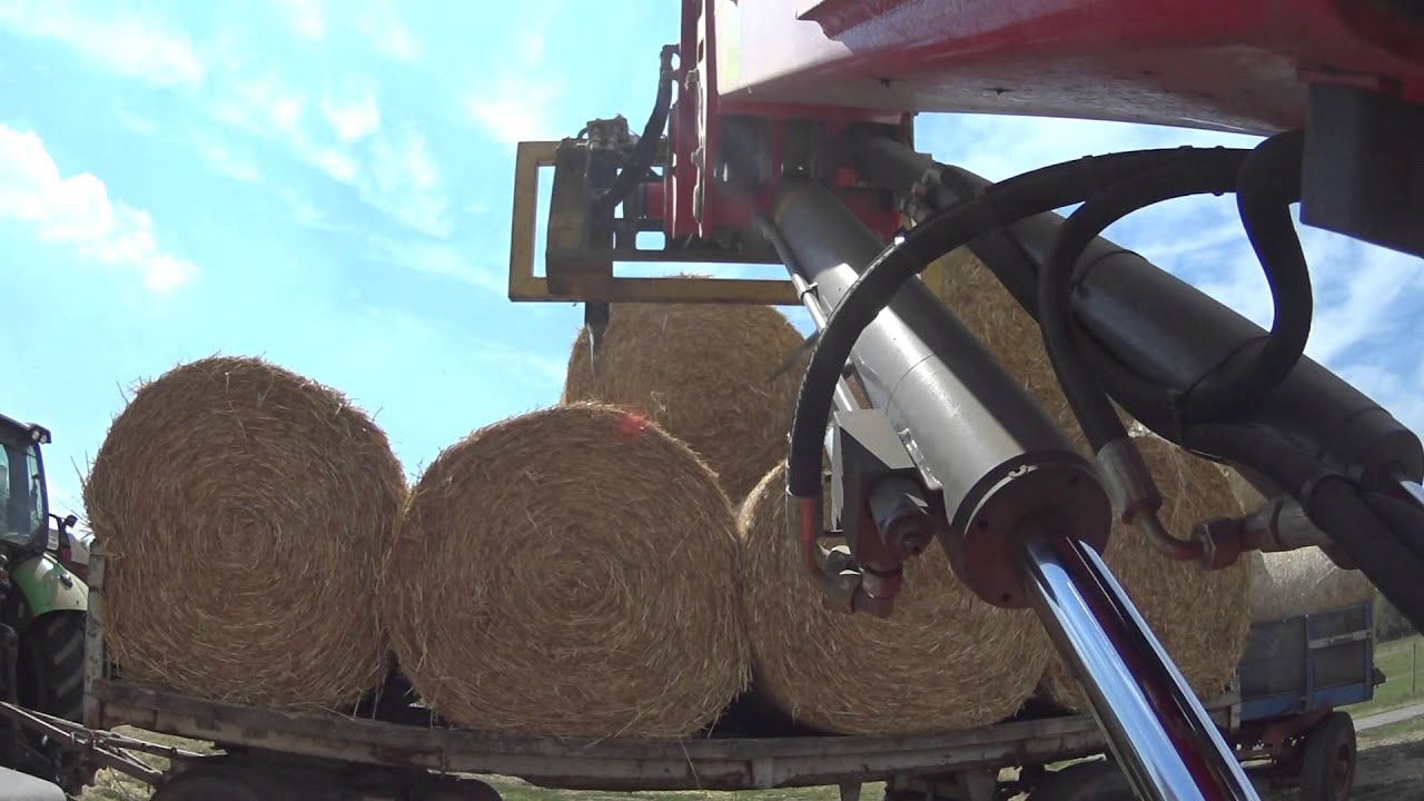 Weidemann 3070 cx80 beim Stroh abladen