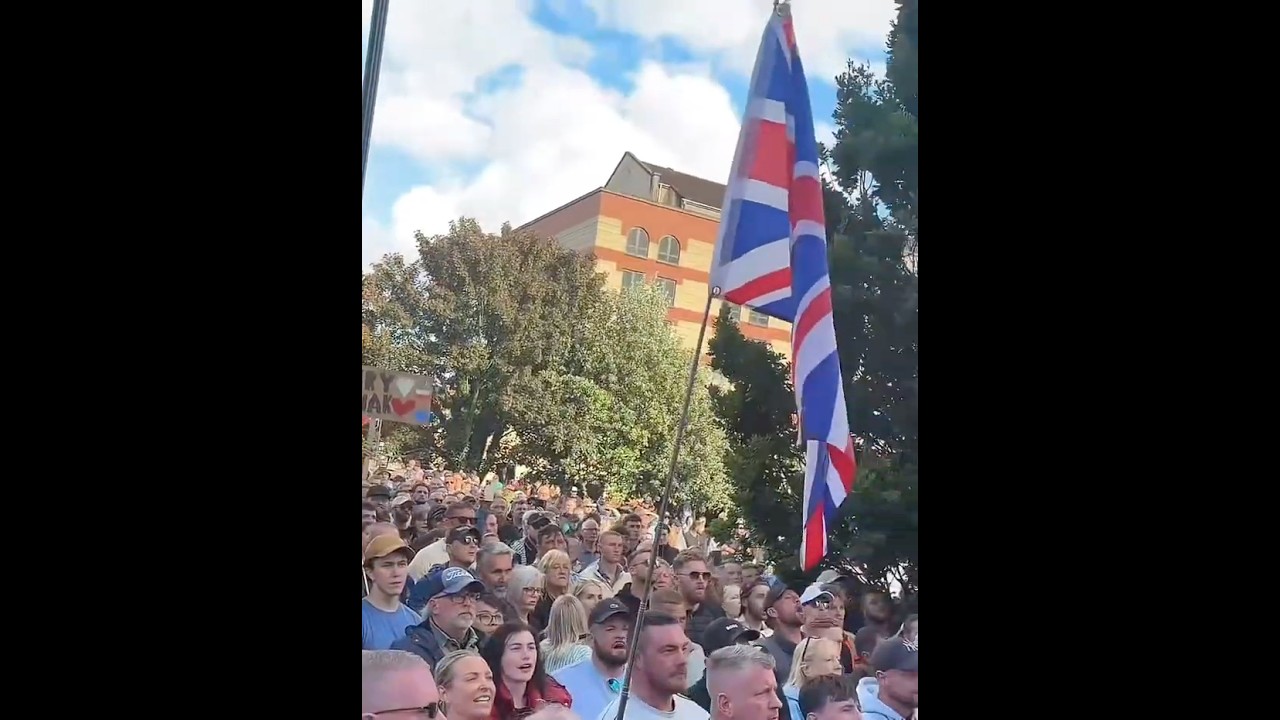 Протест Генри Новака у полицейского участка Саутгемптона