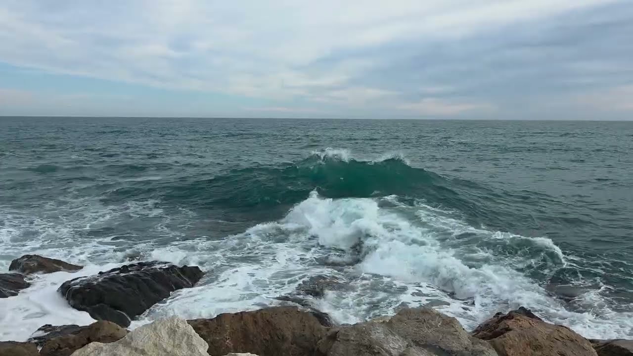 🌊🎧 Powerful sea waves: 1 minute of peace and the sound of nature, relax and sleep. Mediterranean sea