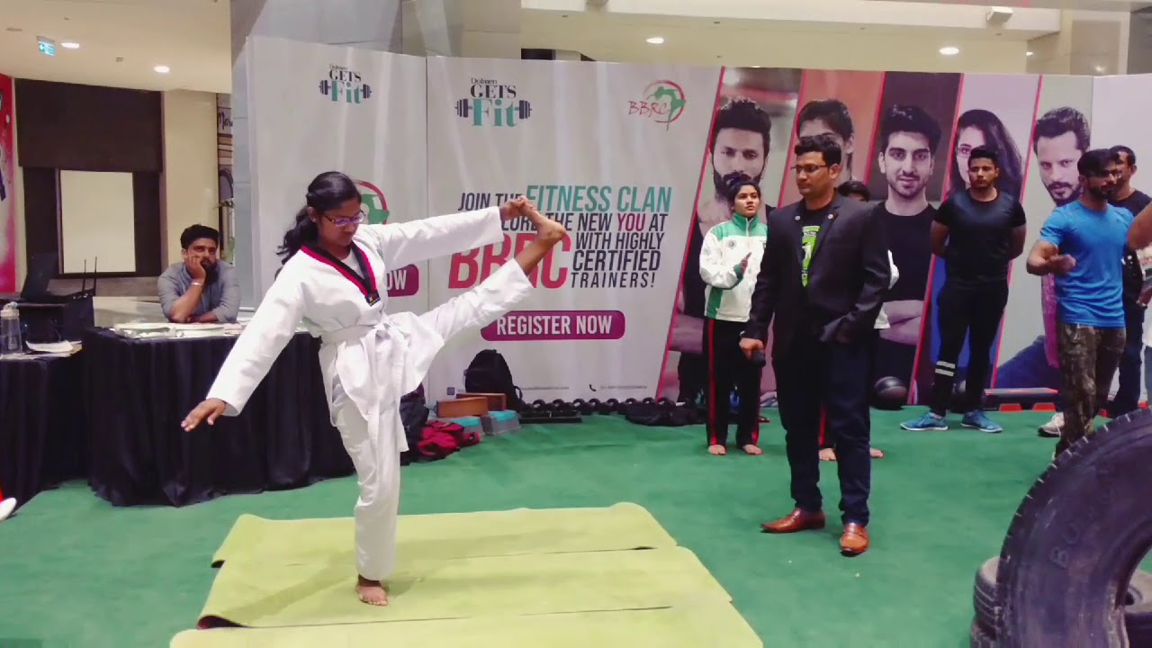 Girl Flexibility Demo at Dolmen Mall - Vd#82 | Karachi, Pakistan | Shaheen Taekwondo Academy