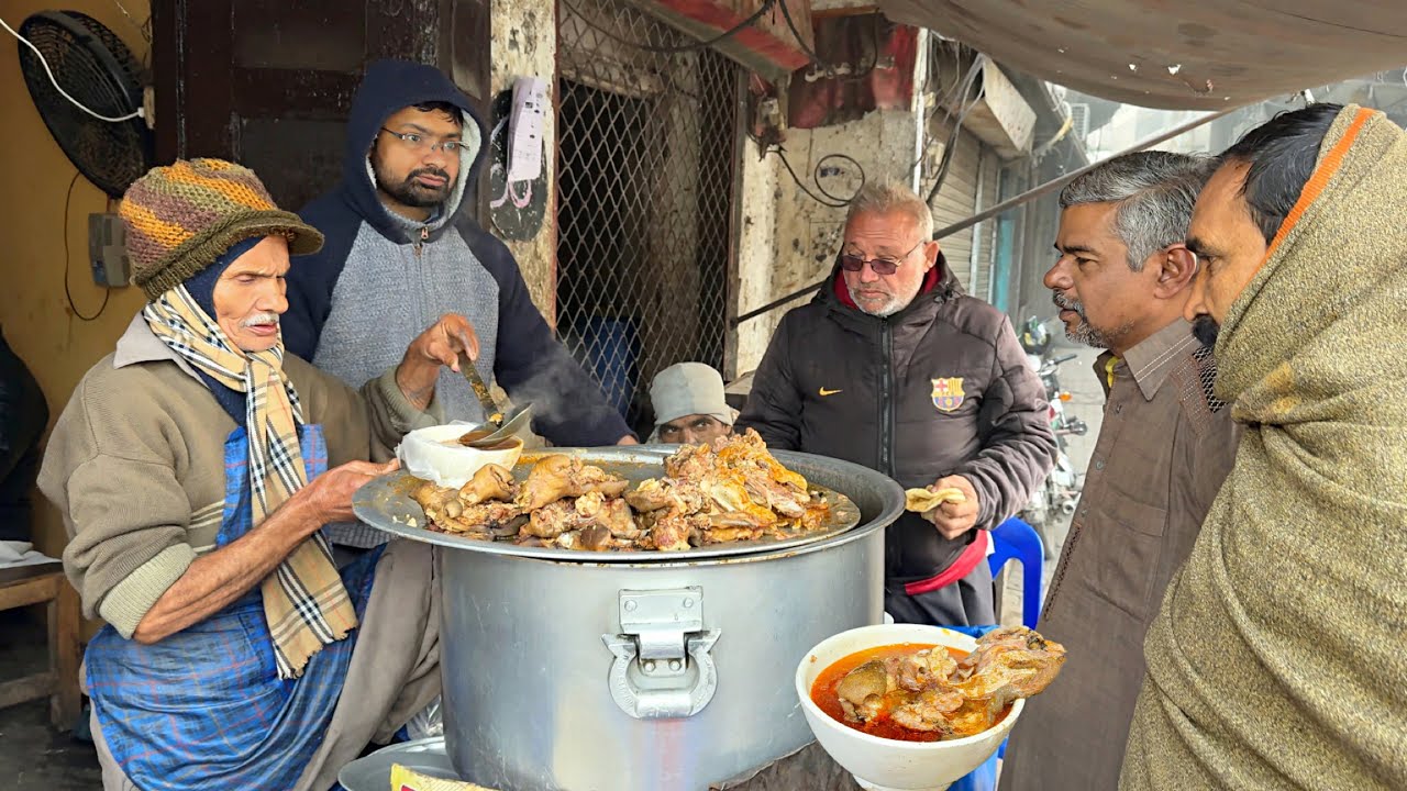 30/- Rs OLD MAN SELLING ROAD SIDE CHEAP BREAKFAST 😍 MUTTON PAYA | DHABA FOOD | STREET FOOD PAKISTAN