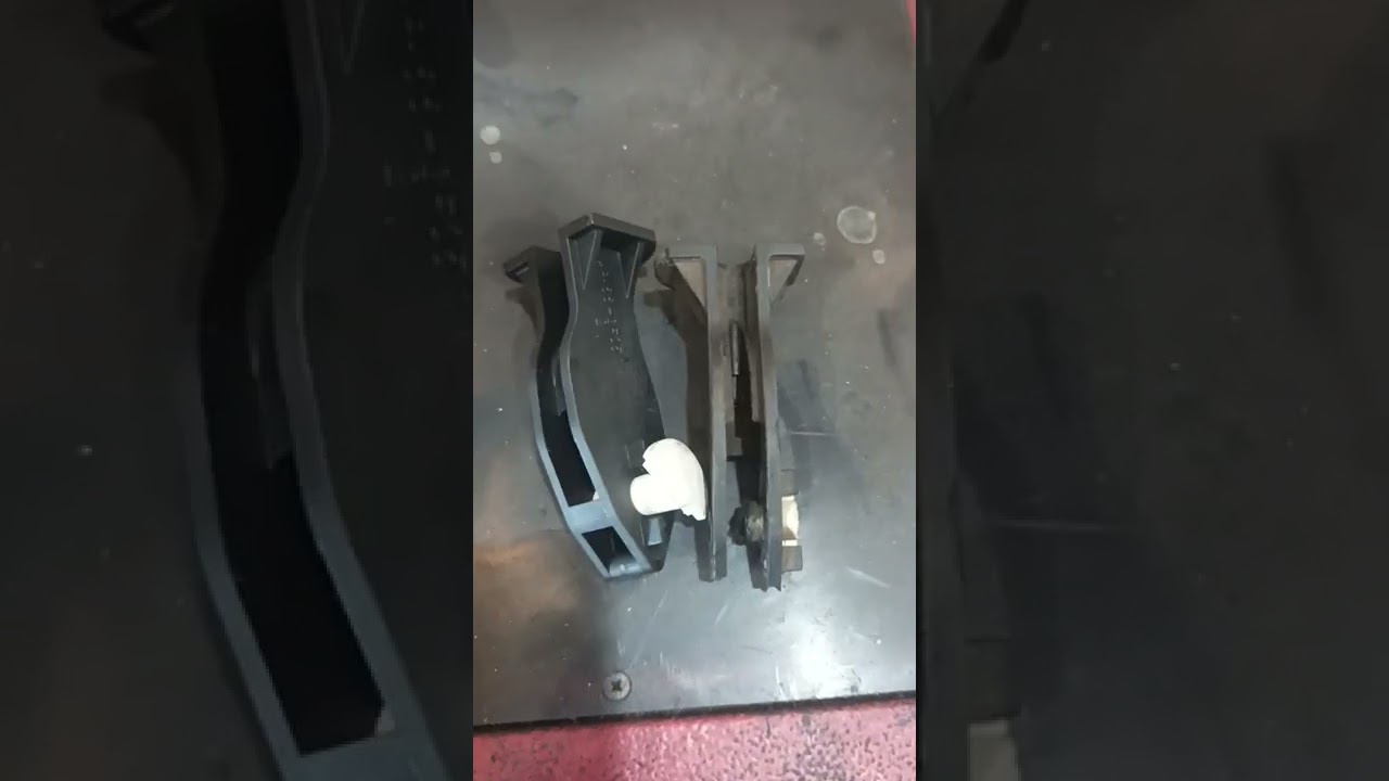 Citroen berlingo 2.0 HDI , pedal de embrague bajo, reglaje del pedal.